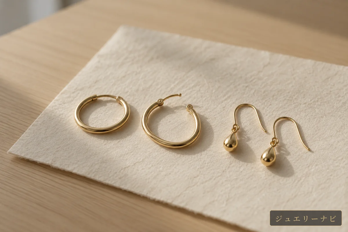 閉まりにくくなった金のフープピアスとフックピアス(イメージ)