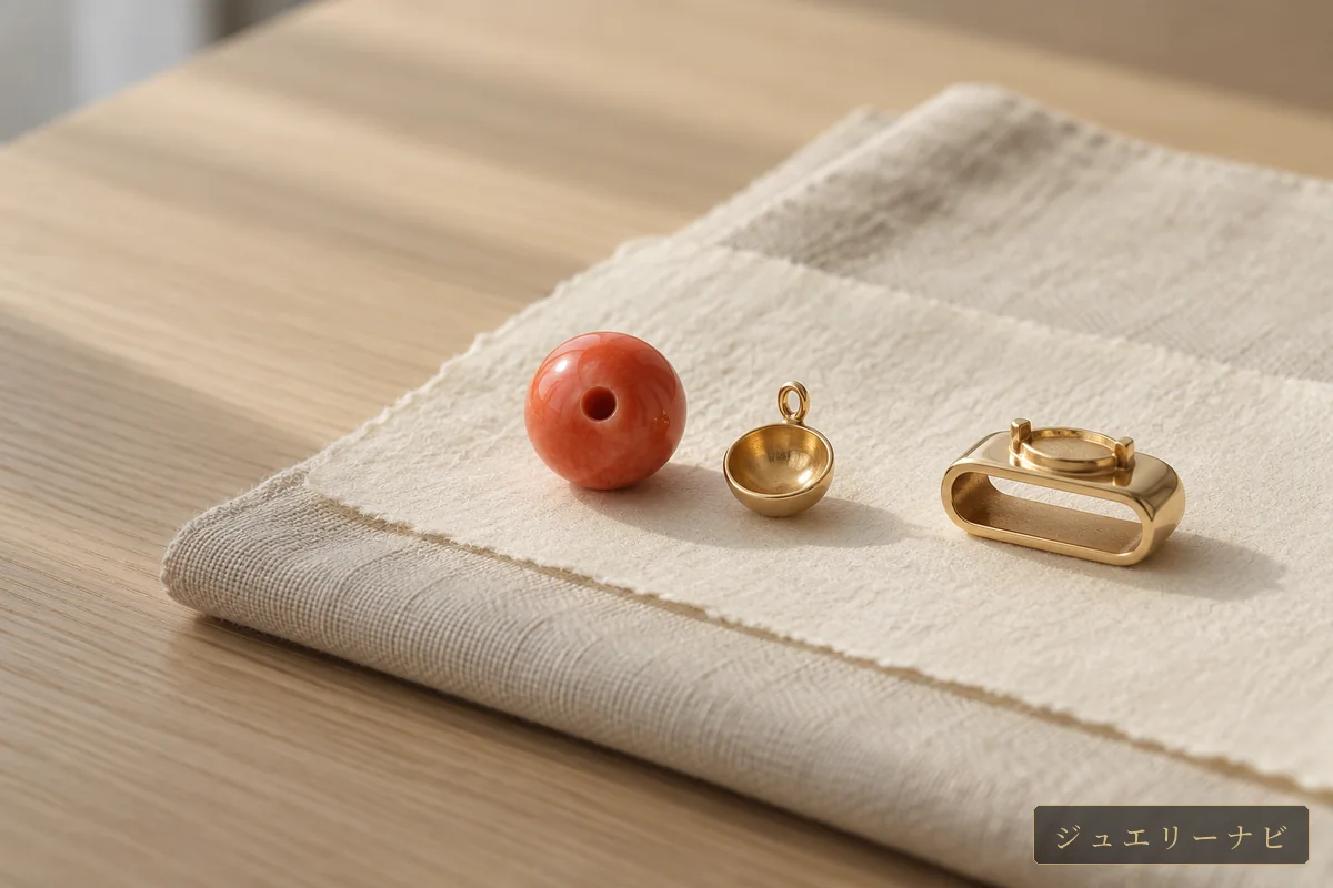 穴のある珊瑚玉と二種類の金具（イメージ）